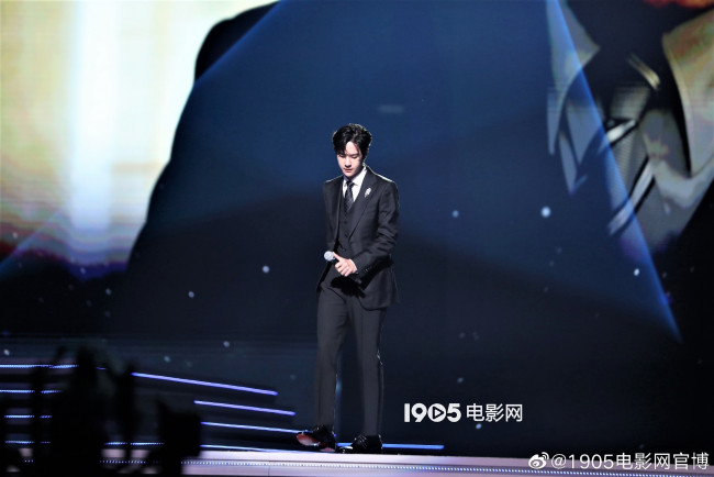 Обои картинки фото мужчины, wang yi bo, актер, костюм, сцена