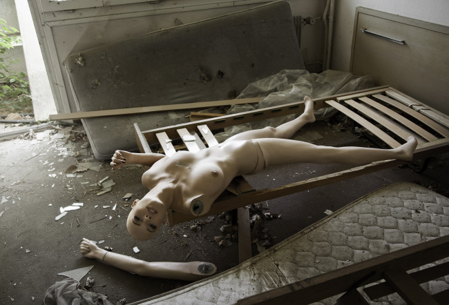 Обои картинки фото разное, компьютерный, дизайн, девушка, ню, манекен, руины