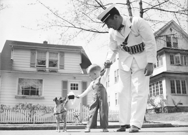 Обои картинки фото разное, ретро, винтаж, военный, собака, сын, мороженое, ребенок, отец