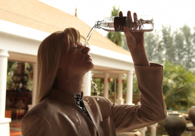 Обои картинки фото разное, cosplay , косплей, клин, любви, блонди, Ясон, минк, элита, бутылка, вода