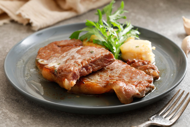 Обои картинки фото еда, мясные блюда, стейк, зелень, столовый, прибор