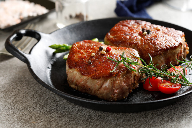 Обои картинки фото еда, мясные блюда, стейк, зелень, томат, перец, помидоры, томаты