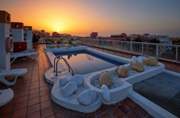 Картинка интерьер бассейны +открытые+площадки терраса бассейн закат