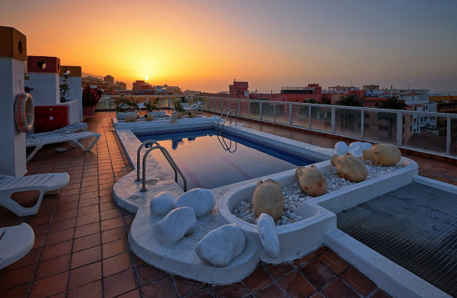 Обои картинки фото интерьер, бассейны,  открытые площадки, терраса, бассейн, закат