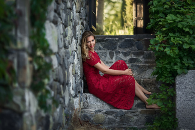 Обои картинки фото девушки, - блондинки,  светловолосые, блондинка, платье, ступени, стена