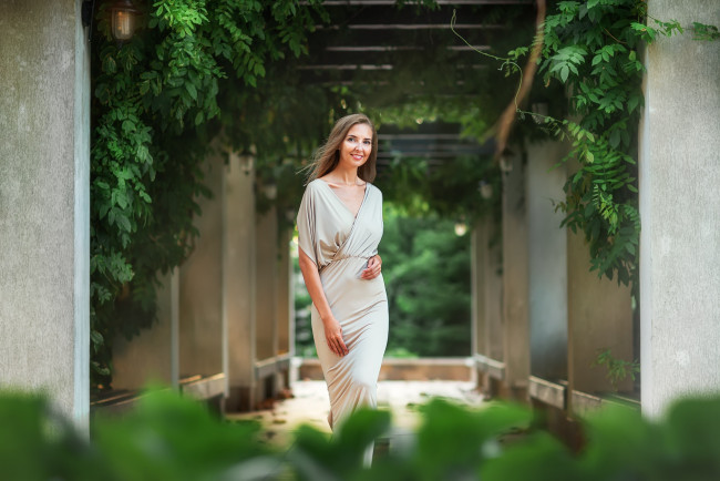 Обои картинки фото девушки, - блондинки,  светловолосые, русая, платье, колонны, лианы