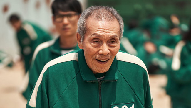 Обои картинки фото ojingeo geim , сериал 2021, кино фильмы, сериал, игра, в, кальмара, oh, yeong, su, il, nam, no, 001