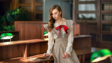 Картинка девушки -+брюнетки +шатенки студентка блуза бант сарафан книга