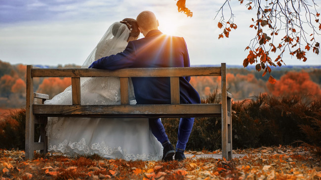 Обои картинки фото разное, мужчина женщина, осень, листопад, скамейка, новобрачные, фата