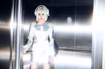 Картинка guan+xiao+tong девушки -+азиатки блондинка наушники платье лифт