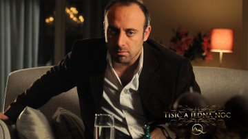 Картинка мужчины -unsort пиджак рубашка диван бокал