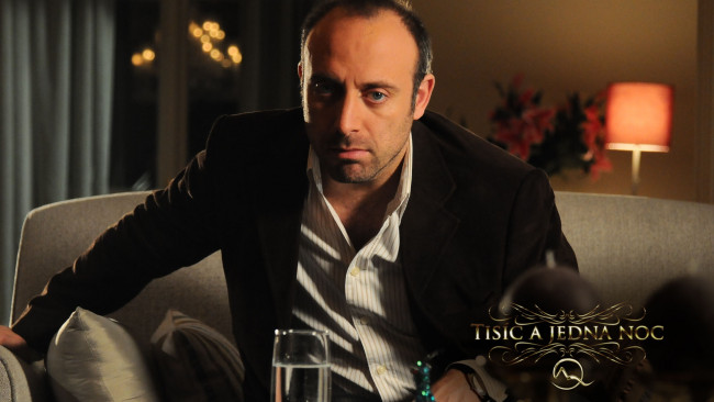 Обои картинки фото мужчины, -unsort, пиджак, рубашка, диван, бокал