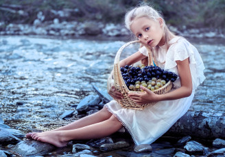 обоя разное, дети, девочка, ребенок, платье, корзина, виноград, река, камни