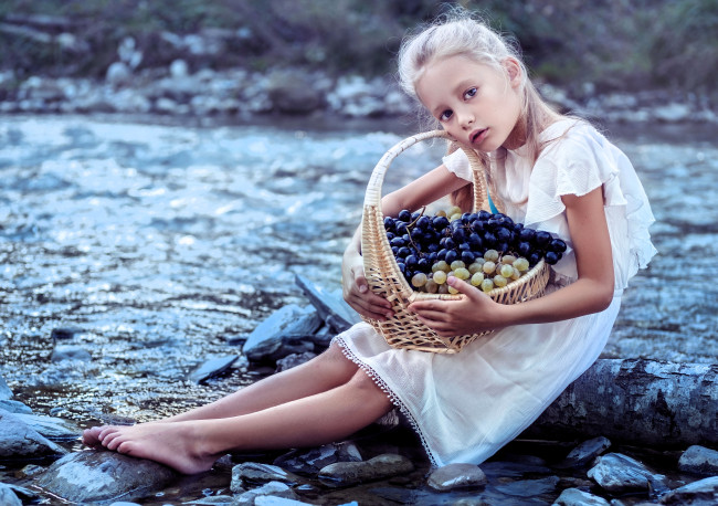 Обои картинки фото разное, дети, девочка, ребенок, платье, корзина, виноград, река, камни