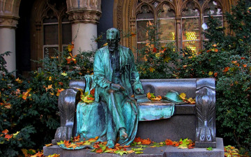 Картинка города памятники скульптуры арт объекты листья осень кусты