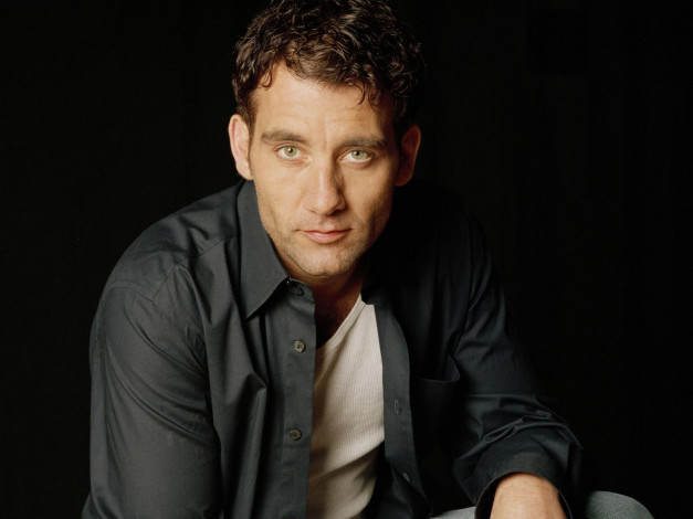 Обои картинки фото мужчины, clive, owen, майка, черная, рубашка