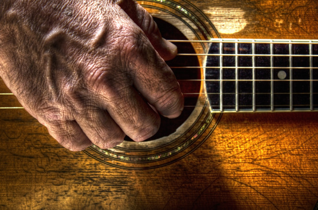 Обои картинки фото разное, руки, гитара, кисть