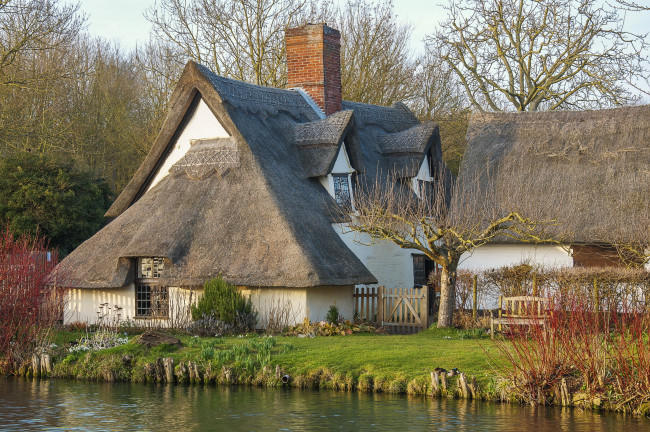 Обои картинки фото east bergholt,  england, города, - здания,  дома, англия, деревья, дом, река, скамейки