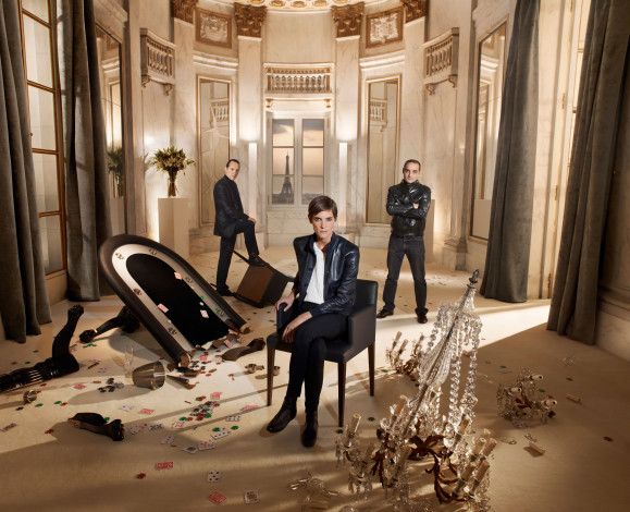 Обои картинки фото кино фильмы, mafiosa , сериал, разгром, занавески, окна, обломки, мужчины, криминал, элен, фийер, стол, букет