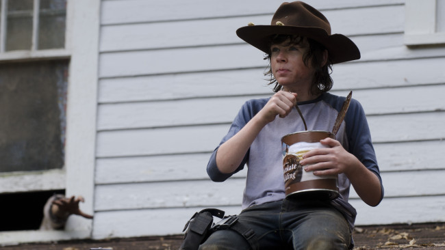 Обои картинки фото кино фильмы, the walking dead, сериал, мертвецы, ходячие, dead, walking, the, карл, оружие