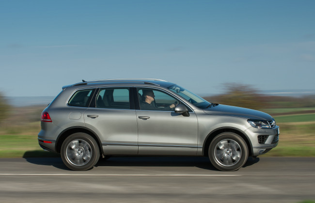 Обои картинки фото автомобили, volkswagen, 2014г, uk-spec, tdi, v6, touareg, серый