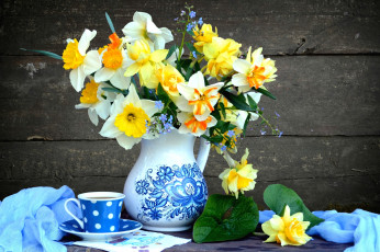 Картинка цветы нарциссы чашка кувшин букет натюрморт