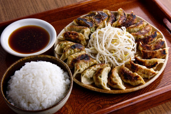 Картинка еда вторые+блюда блинчики соус рис