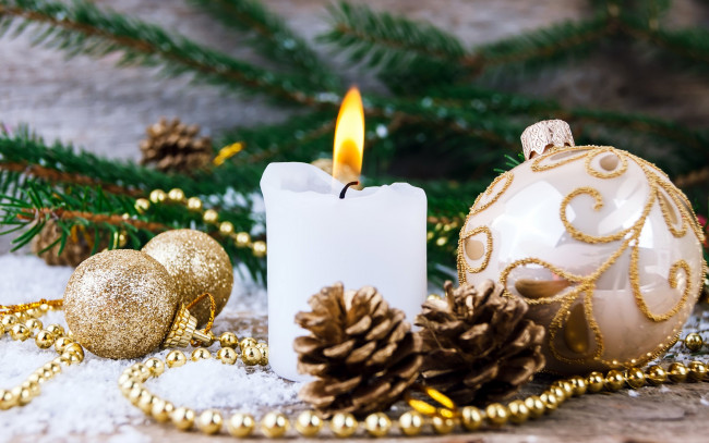 Обои картинки фото праздничные, шары, блеск, игрушки, праздник, новый, год, хвоя, ветки, шишки, огонь, узоры, свеча