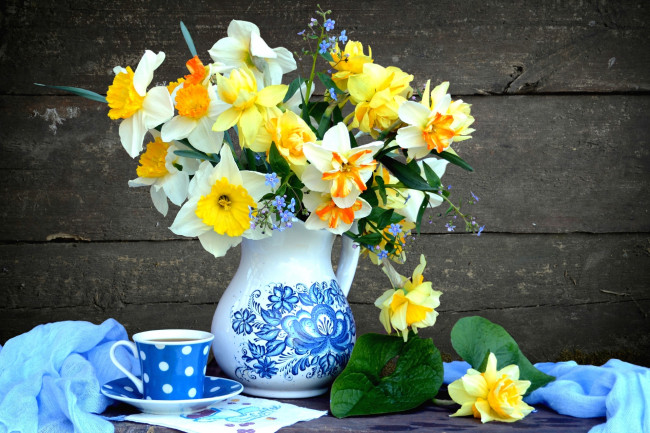 Обои картинки фото цветы, нарциссы, чашка, кувшин, букет, натюрморт