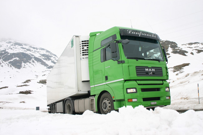 Обои картинки фото автомобили, man, фон, автомобиль, горы, снег