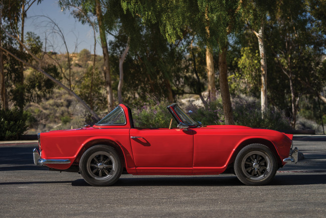 Обои картинки фото автомобили, triumph, top, surrey, tr4, красный