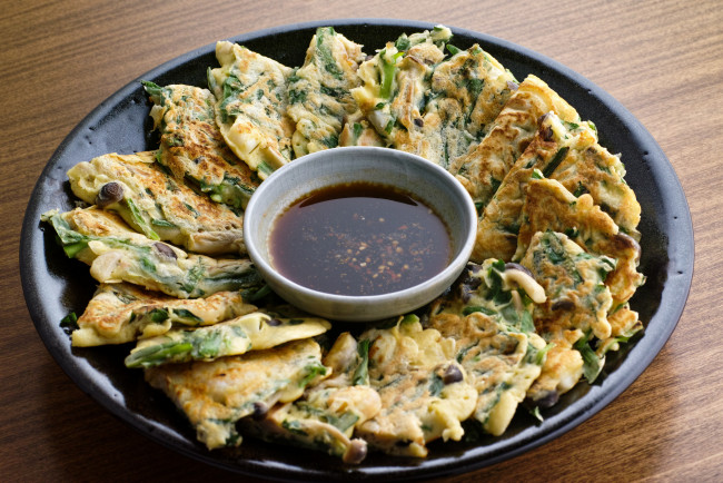 Обои картинки фото еда, мясные блюда, соус, блинчики