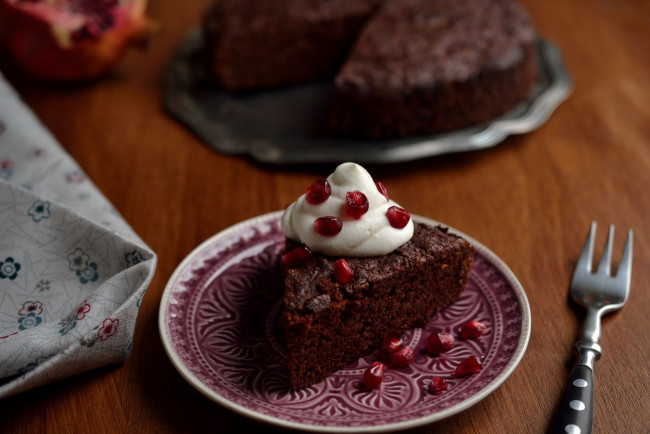 Обои картинки фото еда, пироги, гранат, сладкое, десерт, зёрна, крем