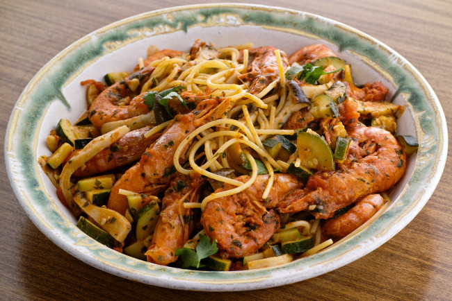 Обои картинки фото еда, рыба,  морепродукты,  суши,  роллы, макароны, овощи, креветки