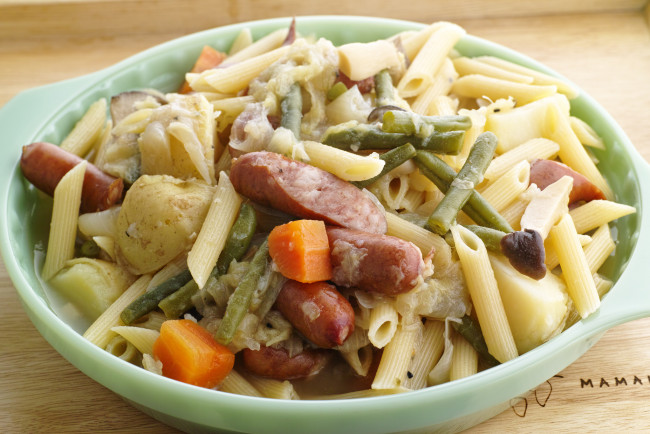 Обои картинки фото еда, салаты,  закуски, картошка, макароны, колбаски