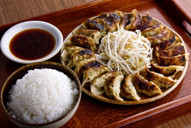 Обои картинки фото еда, вторые блюда, блинчики, соус, рис