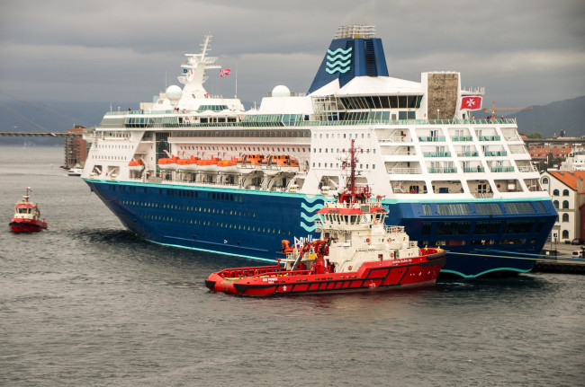 Обои картинки фото корабли, разные вместе, лайнер, круиз