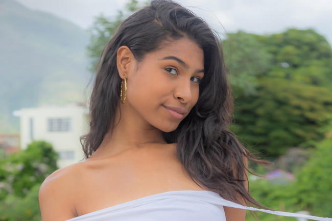 Обои картинки фото scarlett camila, девушки, -unsort , лица,  портреты, scarlett, camila, девушка, модель, брюнетка, латина, взгляд, макияж, поза, лицо, причёска, портрет