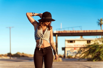 Картинка девушки tianna+gregory джинсы шляпа тату браслеты