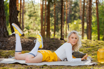 Картинка девушки nikki+hill юбка блузка носки кеды лежа деревья мох трава бревно ноги вверх подушка зеленые глаза полотенце nikki hill metart украинка