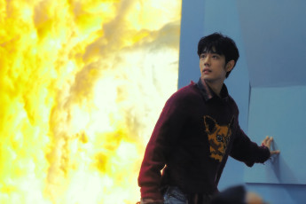 Картинка мужчины xiao+zhan актер свитер выключатель облака свет