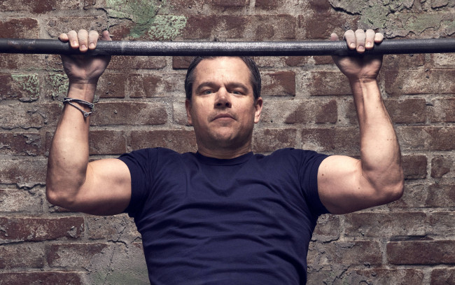 Обои картинки фото мужчины, matt damon, мэтт, дэймон, актeр, турник, мoтивация, молодой