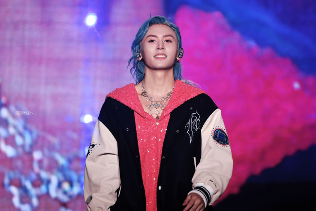 Обои картинки фото мужчины, zhang zhehan, актер, куртка, ожерелье, сцена