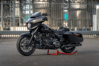 обоя мотоциклы, harley-davidson, street, glide, customized, custombikes, raven, runner