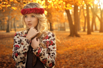 Картинка девушки -+блондинки +светловолосые блондинка венок куртка осень деревья листья парк