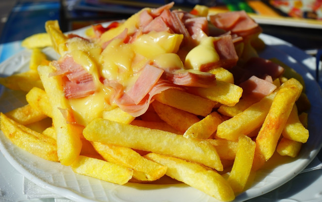 Обои картинки фото еда, чипсы,  картофель фри, соус, картофель, фри, ветчина