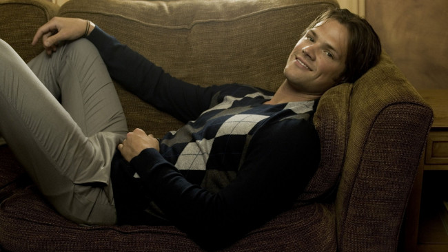 Обои картинки фото jared, padalecki, мужчины, диван