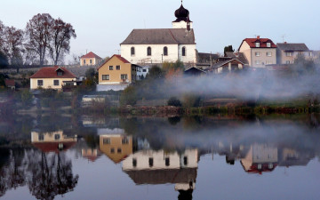 Картинка города улицы площади набережные отражение костел дома река