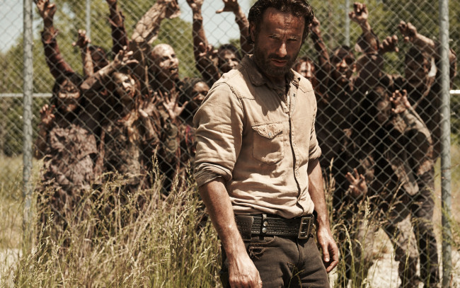 Обои картинки фото кино фильмы, the walking dead, зомби, сериал, ограждение, рик