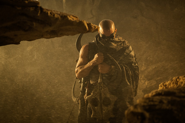 Обои картинки фото кино фильмы, riddick , 2013, очки, трофеи, риддик